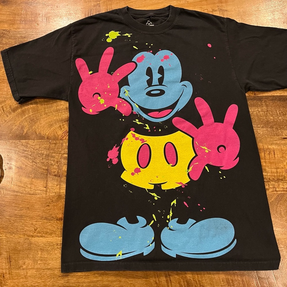 Disneyland Mickey Mouse Unisex T-shirt with paint splatter. Size M.